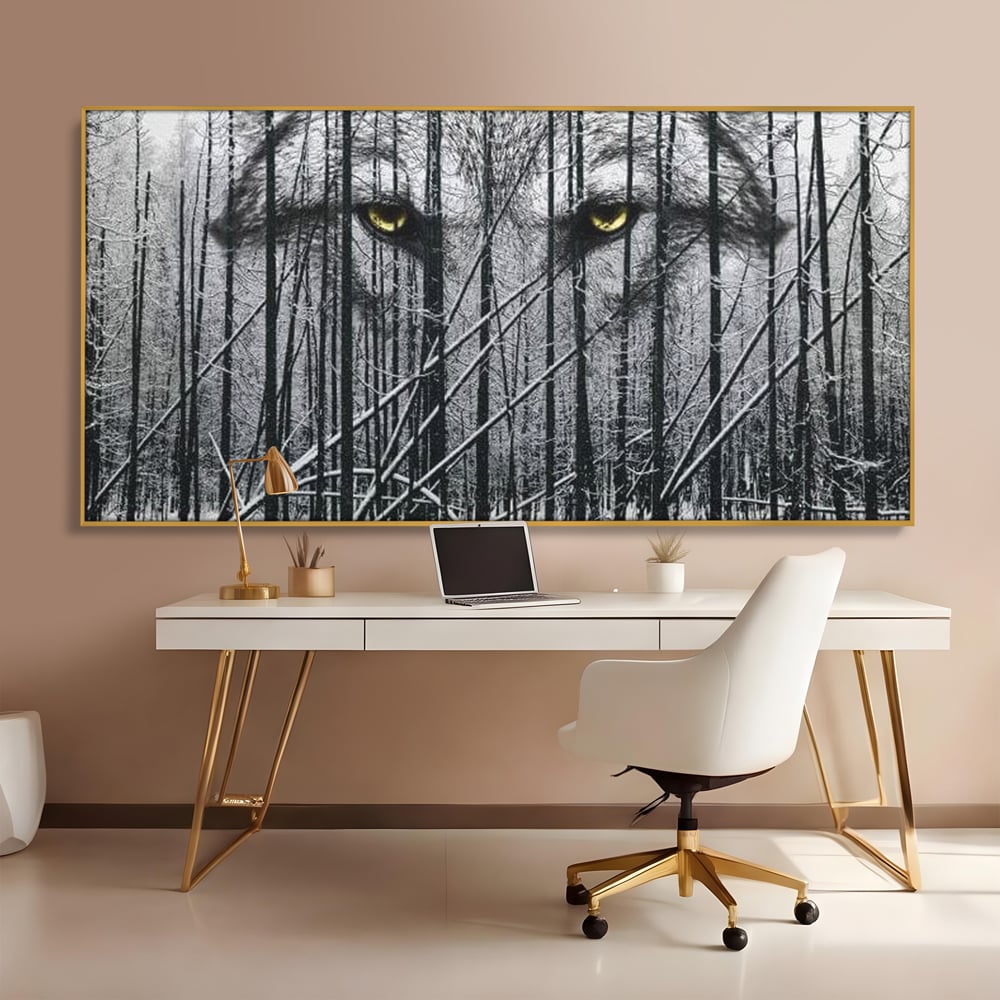 Tablou canvas cu tablou canvas cu ochi de lup si padure iarna, in rama de aluminiu auriu, pe perete intr-un birou